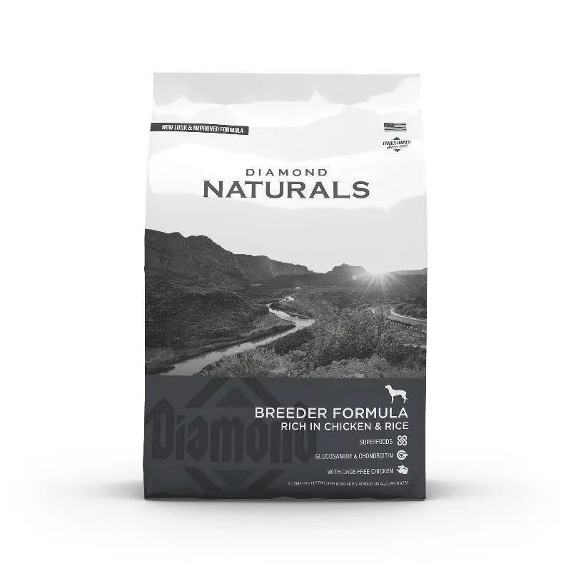 Diamond Naturals Breeder Formula dog food bag featuring chicken and rice, designed for optimal nutrition.