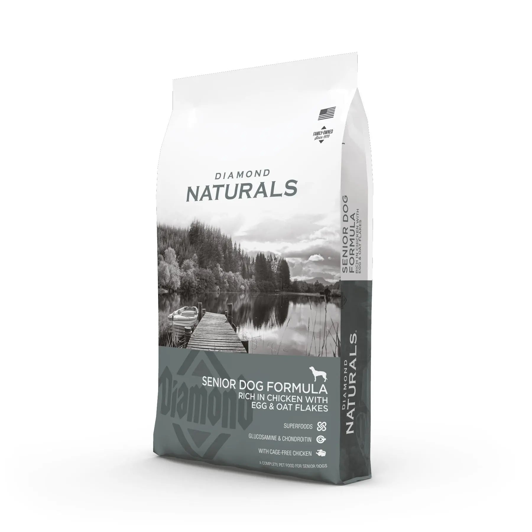 Diamond Naturals Senior Dog Formula bag featuring chicken, egg, and oat flakes for optimal nutrition.
